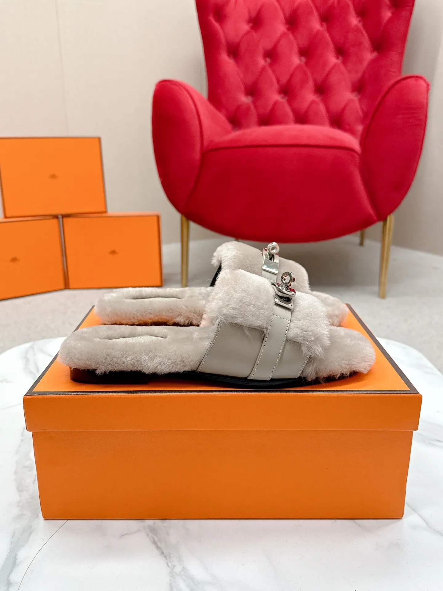 👟👟Ex-factory price 480👟👟 Hermes 🐎25/ Latest Autumn and Winter fur one-piece fur slippers KeIIy locks are embellished on the uppers with palladium plating to reflect low-key light. This year’s fabrics are made of lamb wool, which is fluffy and cute. It feels like stepping on clouds. Wear it barefoot or with socks, it is very fashionable 🎁 Paired with suit pants, it is an invisible shirt in the workplace. Echoing the knitted skirt, it has become a standard accessory for lazy afternoons. Pair it with jeans for a more casual style. ✔️Fabric: wool ✔️Inner lining: imported lamb wool ✔️Sole: original leather sole ✔️Size: #35-42 (customized at 40.41.42)